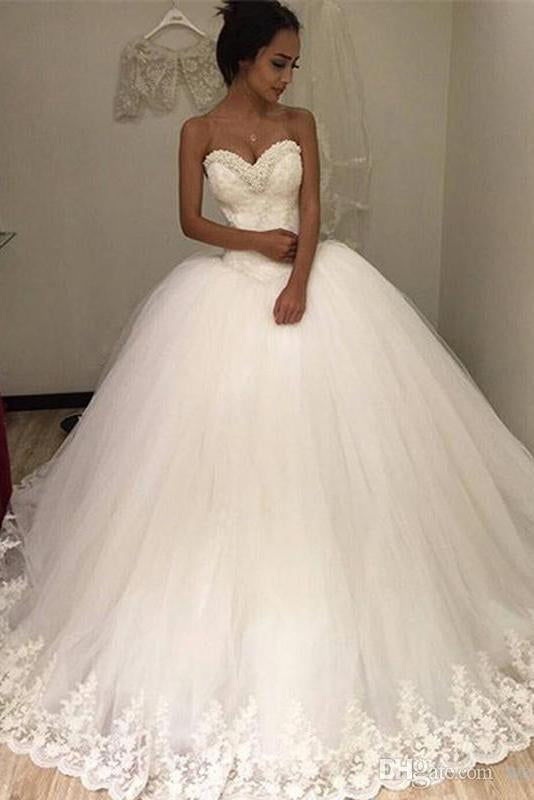 Sweetheart Sleeveless Tulle Long Ball Gown Wedding Dress with Lace Appliques